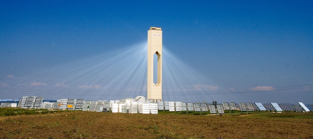 ¿Es posible generar energía por la noche usando placas solares?