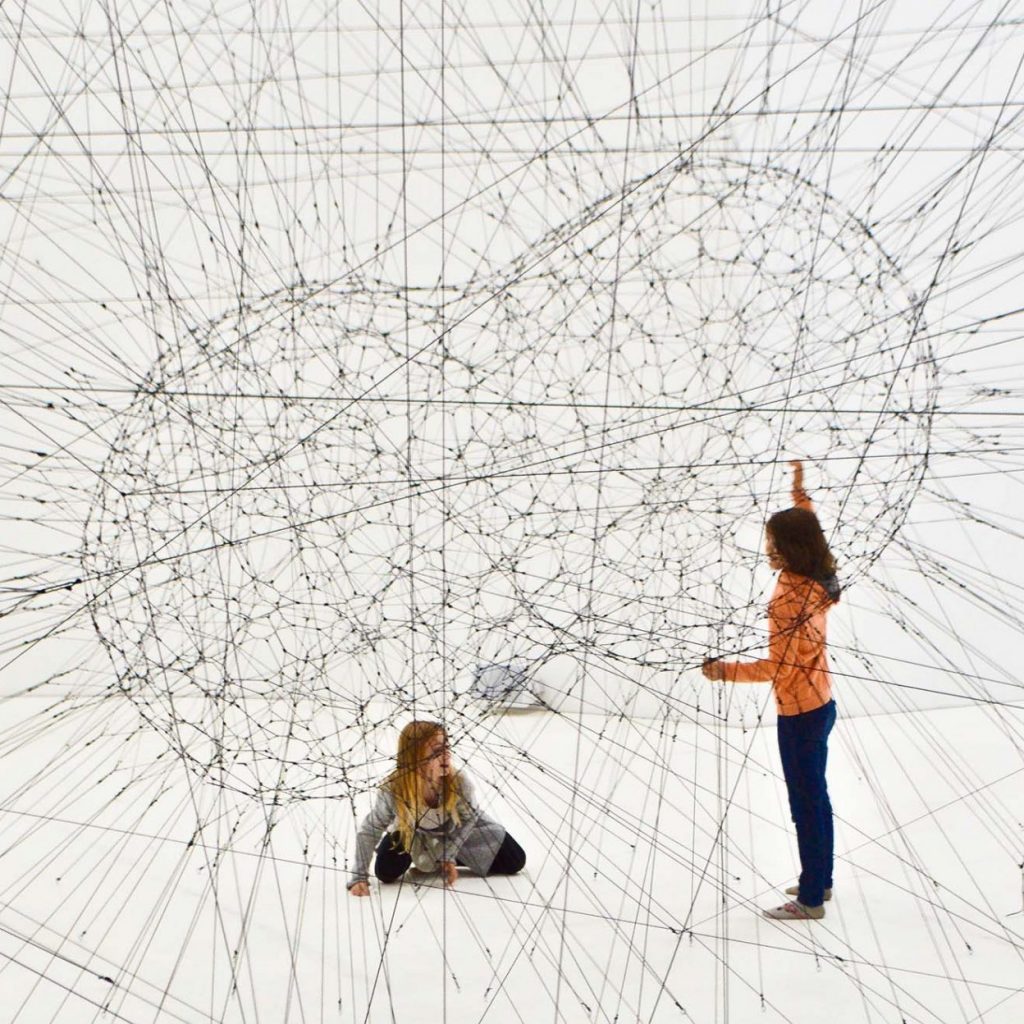 para enseñar física básica a una IA, trátala como a un bebé